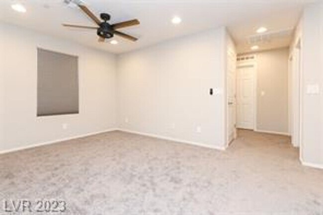 Building Photo - 3 Bedroom townhome near Henderson Hospital.  Galleria Mall, Sunset Station and many restaurants w...