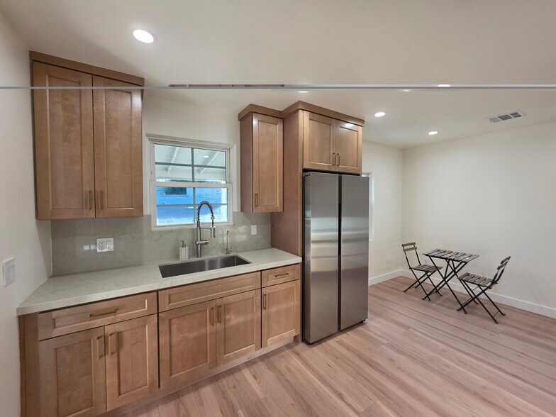 Building Photo - 2913 W Riverside Dr