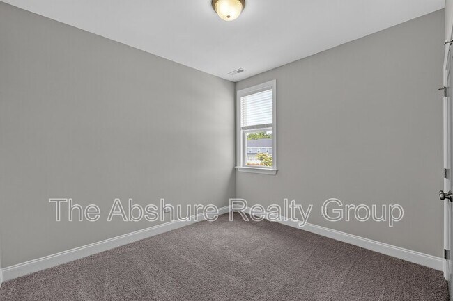 Building Photo - 8913 Kennebec Xing Dr