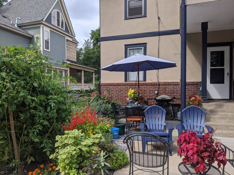 backyard patio - 826 Osceola Ave