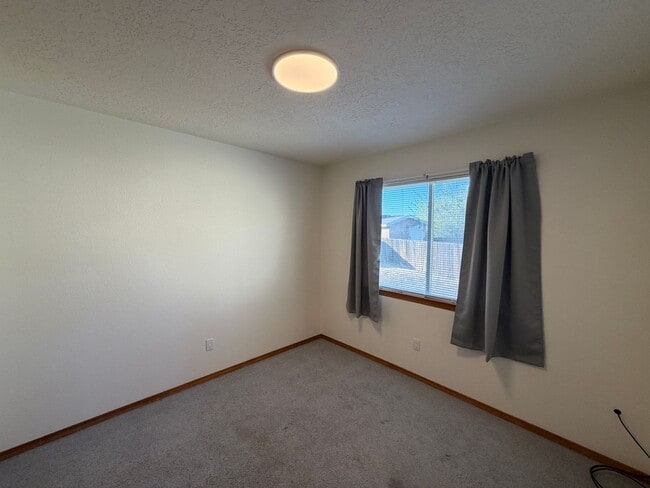 Building Photo - 3 Bedroom Single Story Home Available Near Unser Blvd NW & Ladera Dr NW!