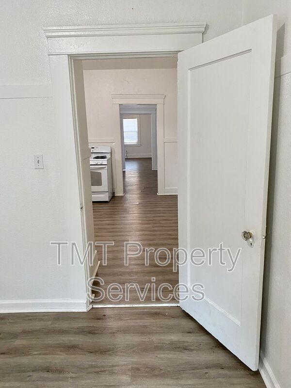 Building Photo - 202-208 W Oak Street