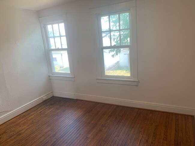 Building Photo - 2 Bedroom Detached House-East End York City