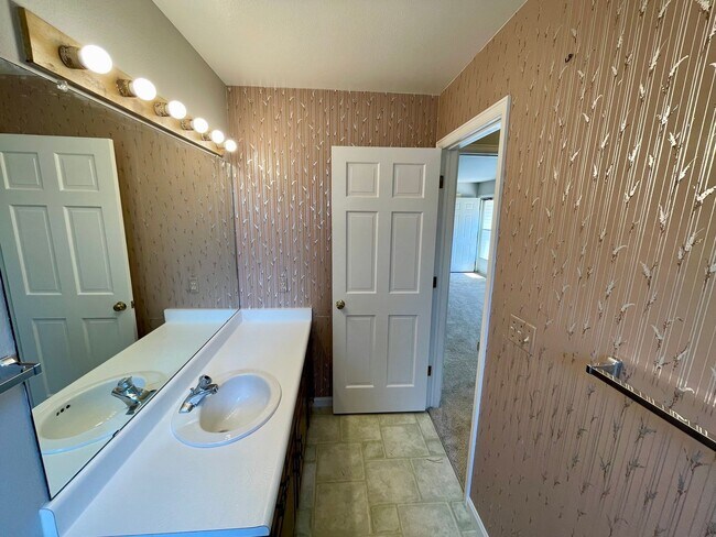 Building Photo - Beautifully Updated 3-Bed, 3-Bath Townhome...