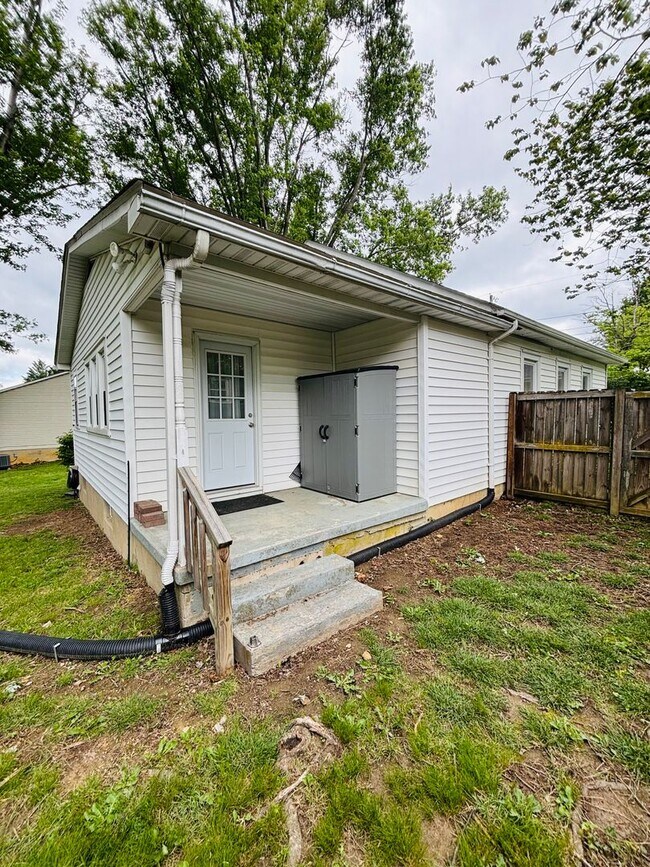 Building Photo - 925 Forest St