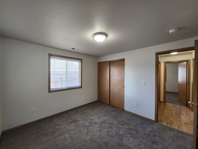 Building Photo - Updated 3 bed, 2 ba w/Oversized Covered Patio