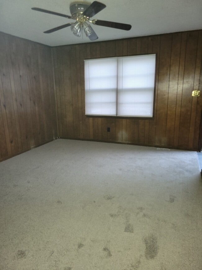 Building Photo - Townhome