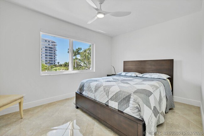 Building Photo - 720 Bayshore Dr