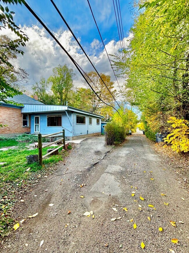 Building Photo - Chic One-Bedroom Getaway in Golden – Comfort, Style & Colorado Adventure!