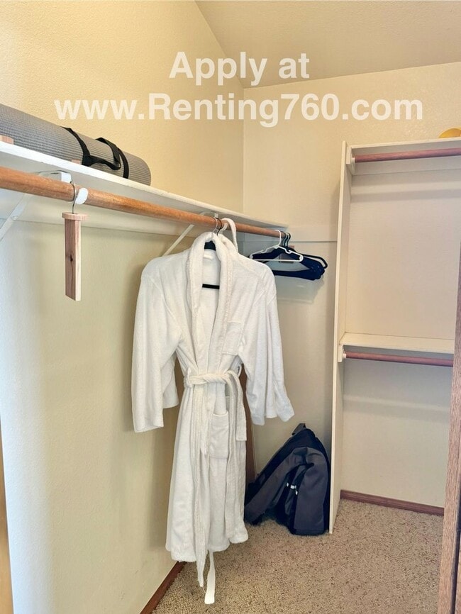 Building Photo - Charming 3 Bedroom 2 Bathroom Home In The Highly Desired Juniper Terrace Neighborhood!!