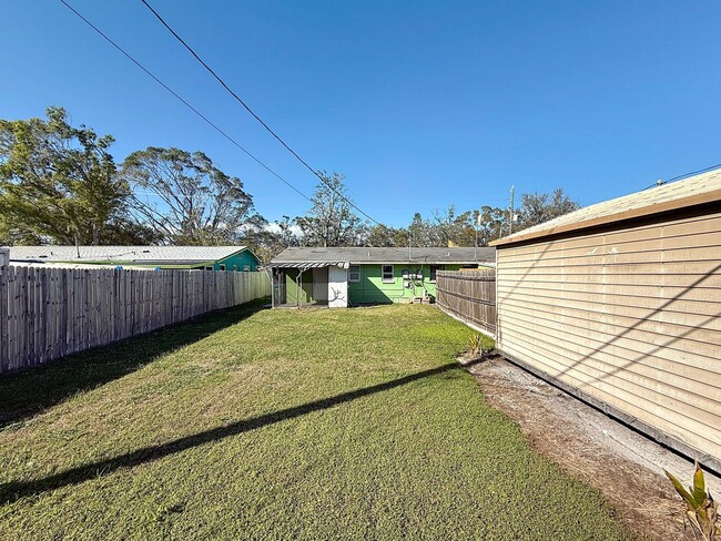 Building Photo - Hidden from view, away from the crowds, an...