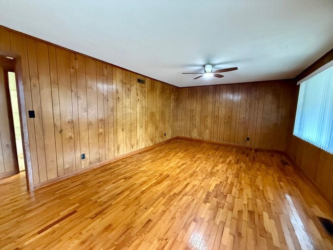 Building Photo - 4 Bedroom/1.5 Bathroom Home in Paragould AR - $1,275/month