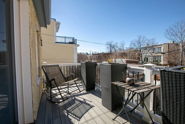 Building Photo - 730 6th St NE