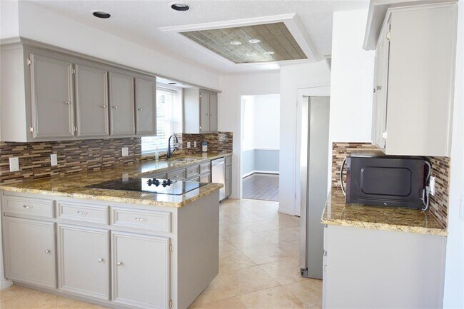 Building Photo - 15030 Vistamont Dr