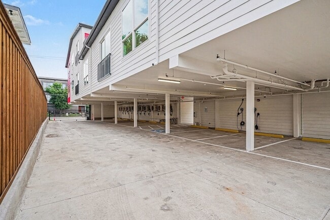 Building Photo - 2217 N Fitzhugh Ave