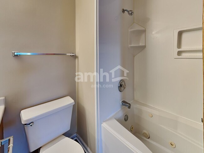 Building Photo - 1440 Summerhill Dr