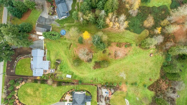 Building Photo - 5 Bedroom 3 Bathroom House With A Huge Yard