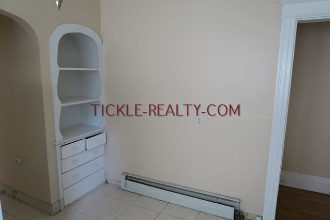 Building Photo - 368 Alexander St