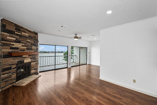Building Photo - 401 Lakeside Ln