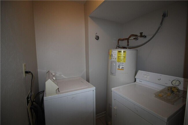 Building Photo - 2 Bedroom, 2 Bath  in Bryan Place