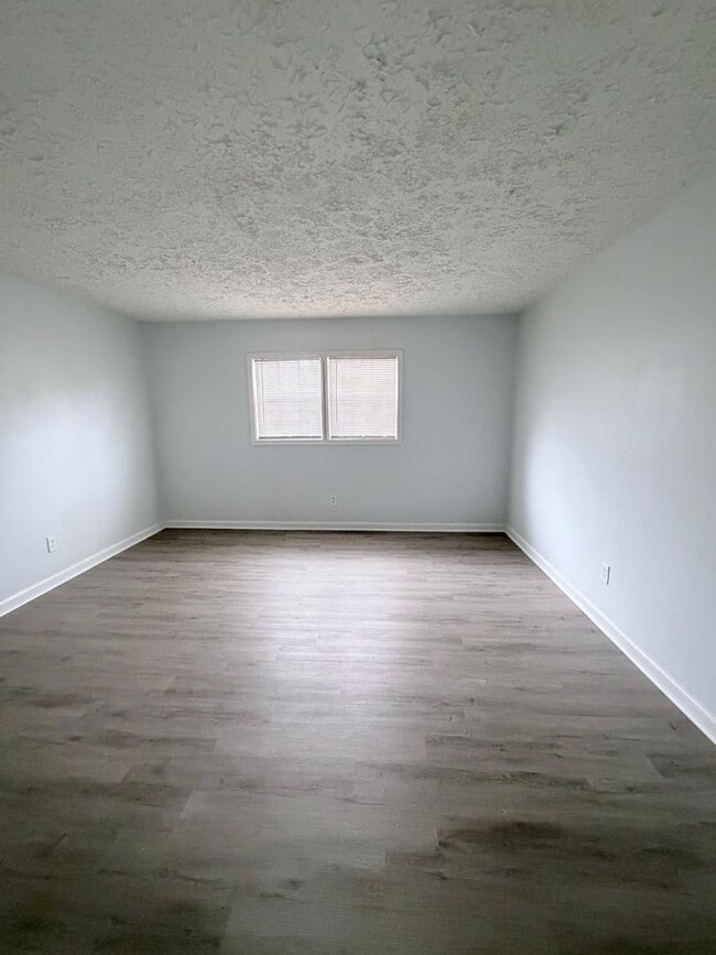 Building Photo - Dodson Courtyard Apartments Featuring 1 & 2 Bedroom Specials