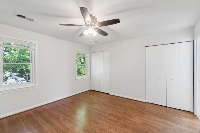 Building Photo - Wonderful, 4 level Arlington Brick townhome!