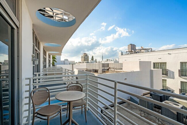 Building Photo - 1001 Collins Ave