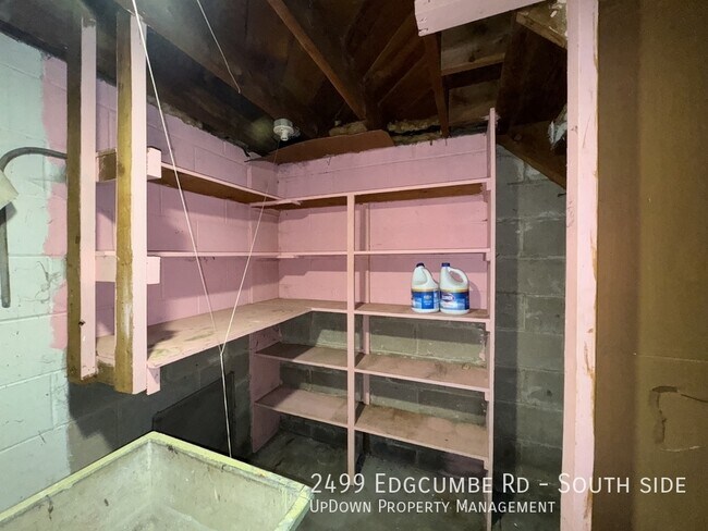 Building Photo - 2499 Edgcumbe Rd