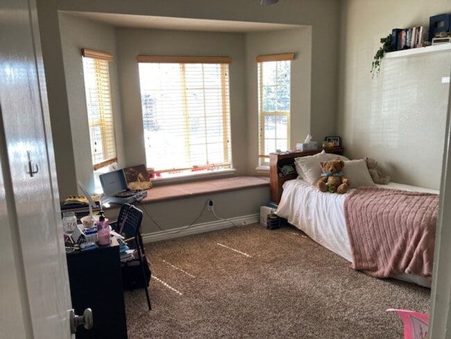 Building Photo - Charming Home