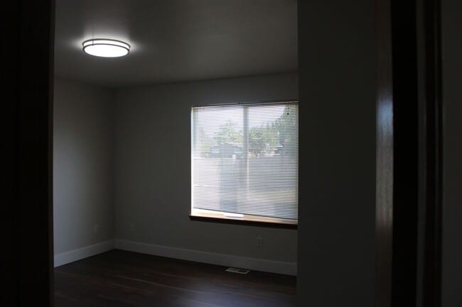 Building Photo - 3 Bedroom, 2 Bathroom House in Burlington!