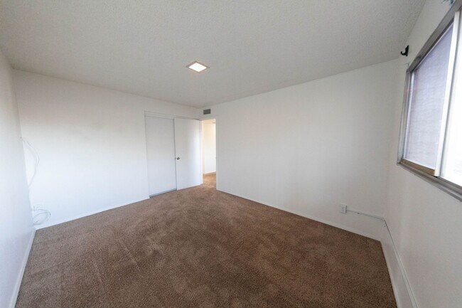 Building Photo - 5 bed 3.5 bath home with AMAZING & HUGE BA...