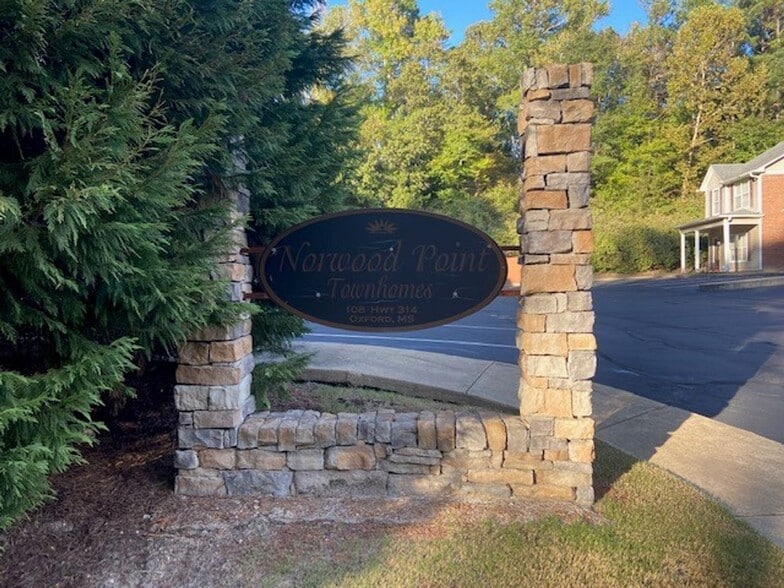 Building Photo - 1143 College Hill Rd
