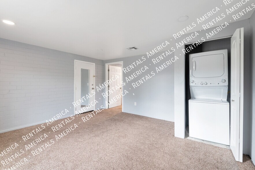 Building Photo - 442 E Linden St
