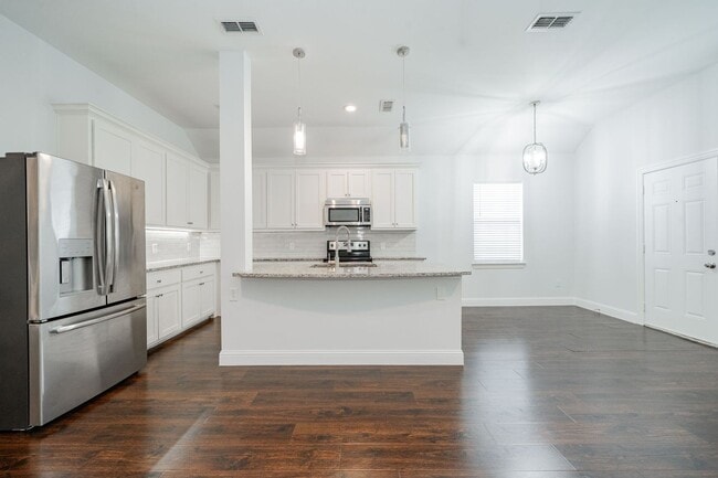 Building Photo - Beautifully Updated 3-Bed, 2-Bath Home Nea...