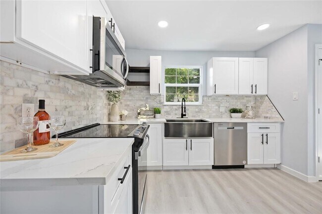 Building Photo - 9405 Cathedral Dr