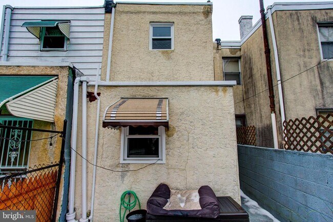 Building Photo - 1215 Daly St