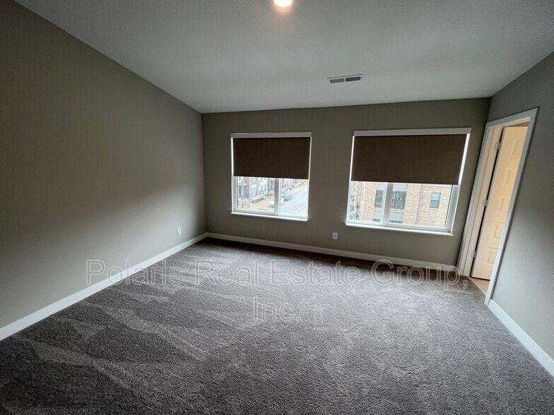 Building Photo - 635 Golborne St