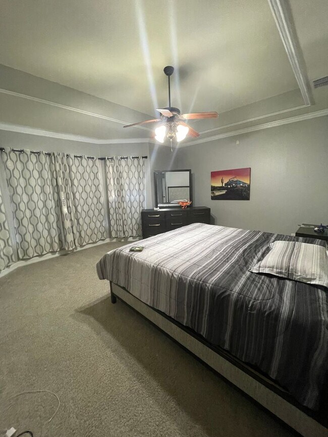 Building Photo - Gorgeous 5 Bedroom Home in The Haven!