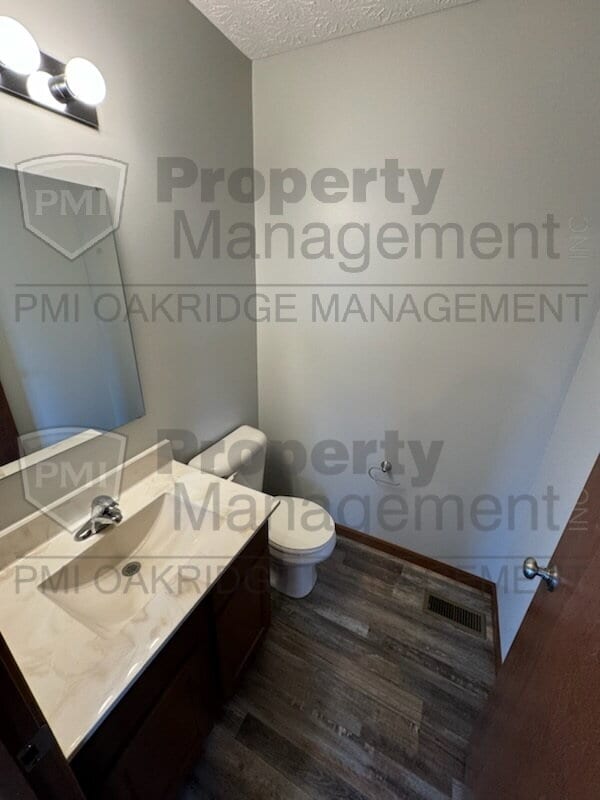 Building Photo - 2 Bedroom Townhouse with Garage