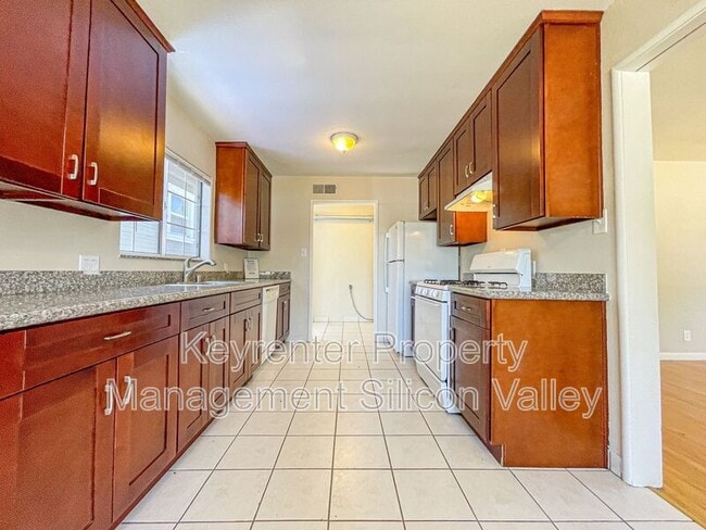 Building Photo - 865 N 15th St