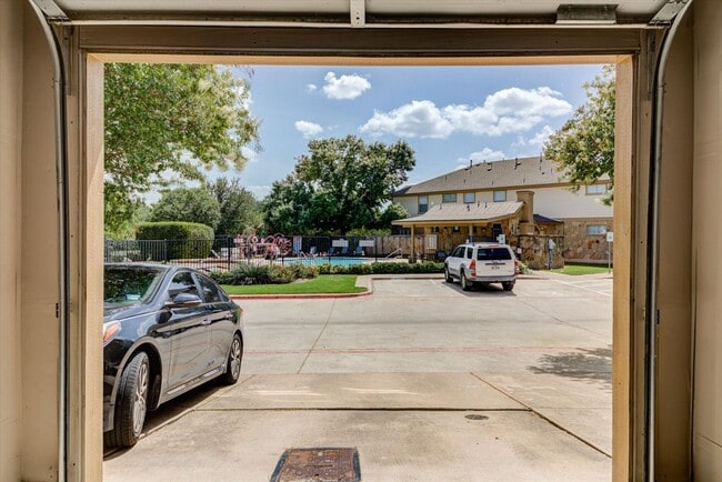 Building Photo - 16100 S Great Oaks Dr