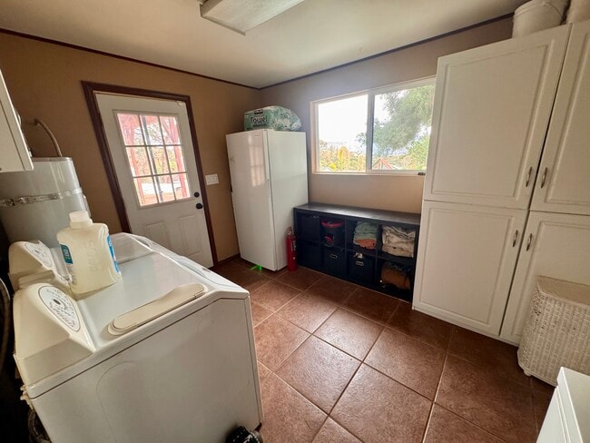 Building Photo - 221 Sage Rd