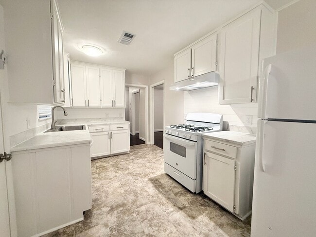 Building Photo - Beautiful and Spacious 4/1 Near Northside ...