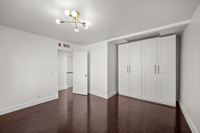 Building Photo - Modern 3 Bedroom Townhouse with Prime Location on Kettner Boulevard in San Diego