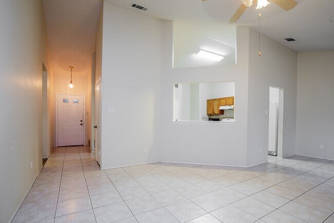Building Photo - Spacious 3-Bedroom Single Family Home in S...