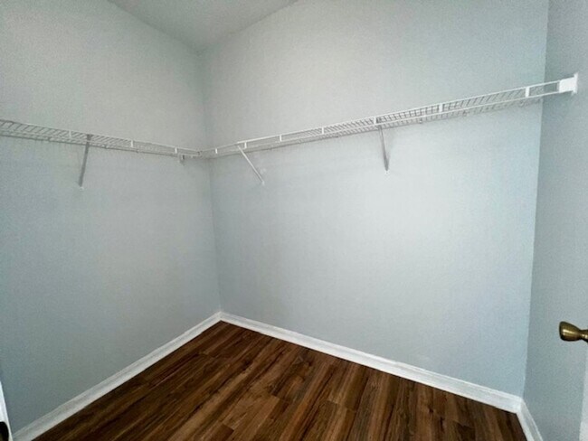 Building Photo - MOVE IN NOW! 2x2 WITH FRESH INTERIOR PAINT & LAMINATE WOOD FLOORING! PRIVATE BALCONY!!!