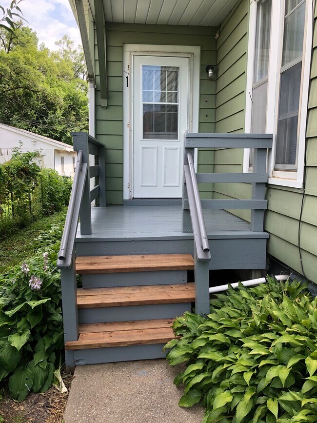 Private Entry - 517 Iowa Ave