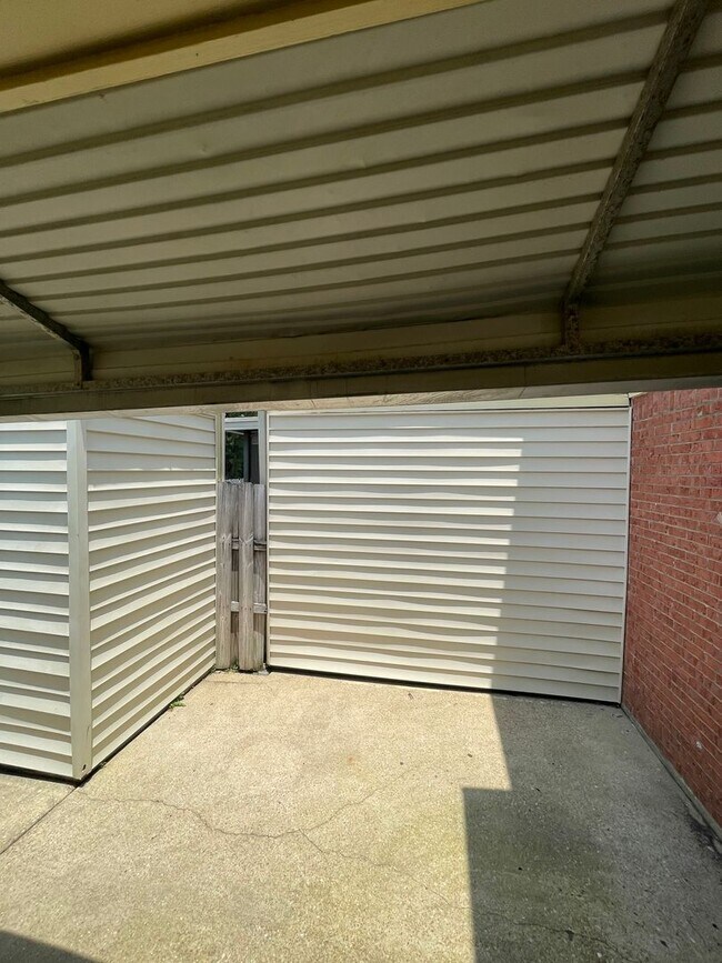 Building Photo - ** 3 bed 2 bath located off Vaughn Road **...