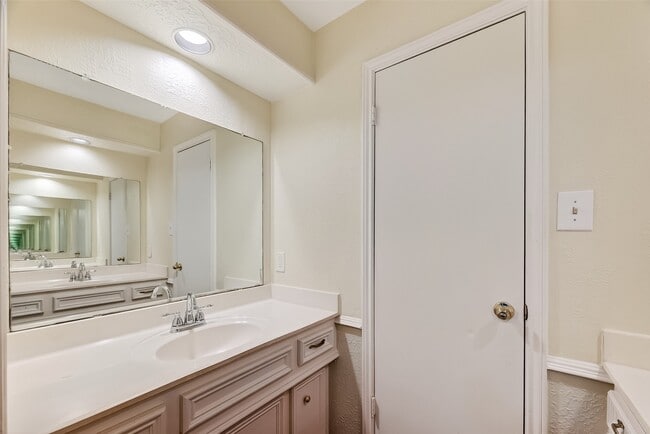 Building Photo - 13618 Jessica Ln