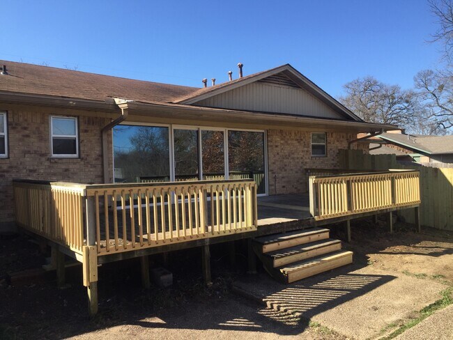 Building Photo - 407 N Carl St